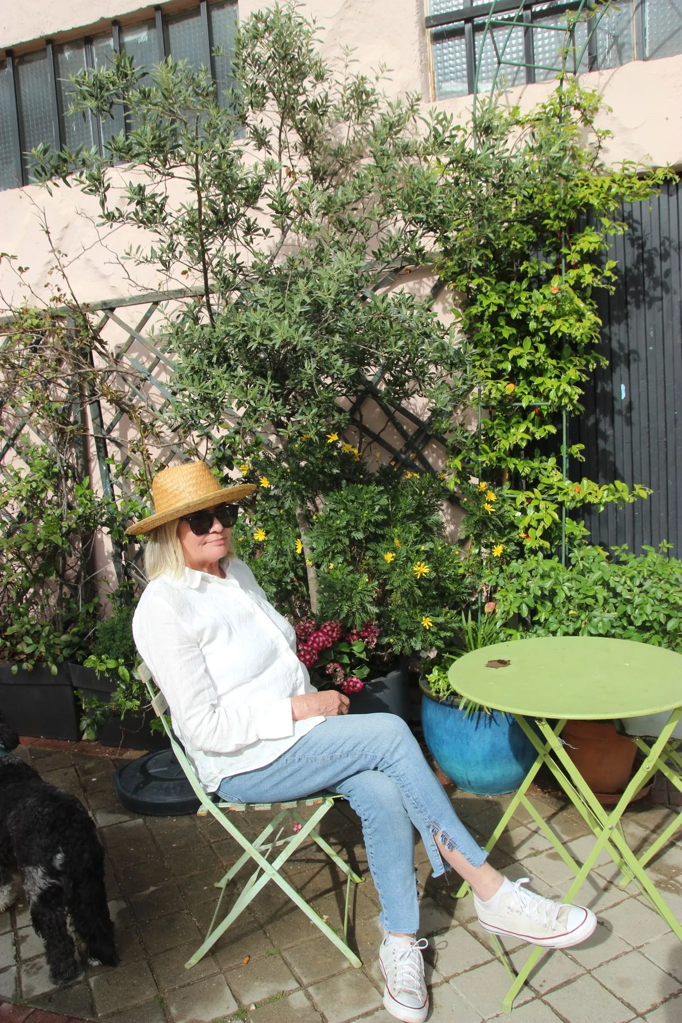 Olivia Baglivi de frente sosteniendo un ramo de flores junto a una ventana